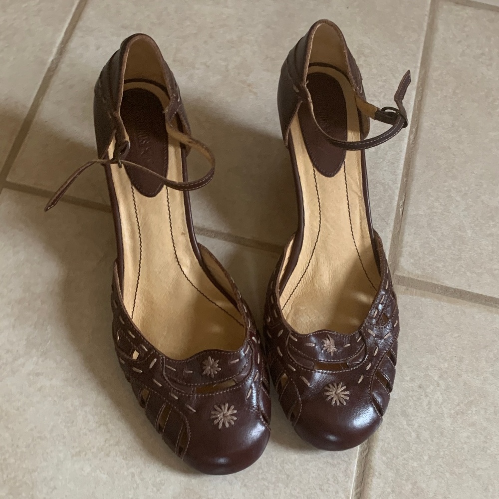 Cute embroidered Pikolinos